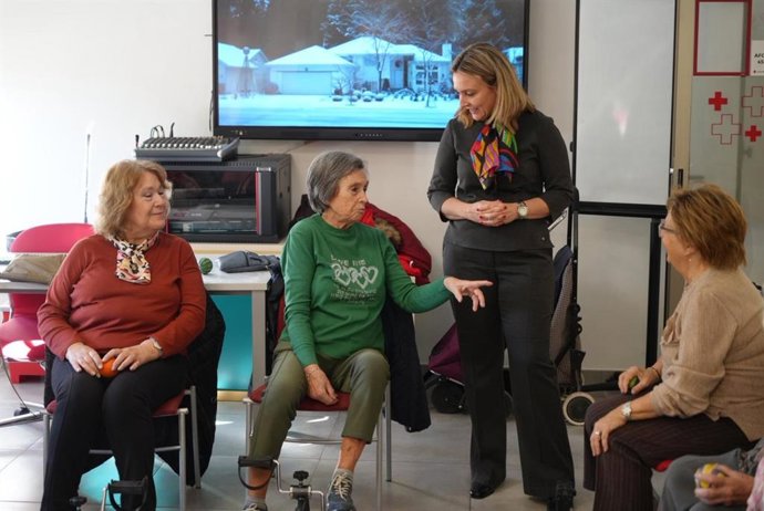 La consejera de Política Social, Familias e Igualdad, Conchita Ruiz, en uno de los talleres de Cruz Roja impulsados con la financiación procedente del 0,7 por ciento del IRPF