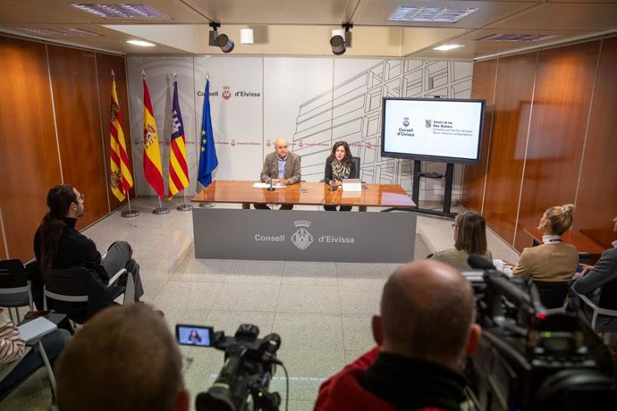 La consellera de Familias, Bienestar Social y Atención a la Dependencia, Sandra Fernández, y el presidente del Consell Insular de Ibiza, Vicent Marí.