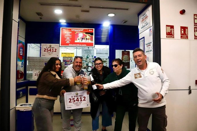 El número 25.412, agraciado con el cuarto de los ocho quintos premios del Sorteo Extraordinario de Lotería de Navidad 2025, cae en la administración de la estación de tren de Vialia, en Málaga capital.