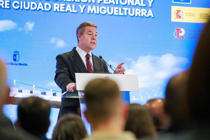 El presidente de Castilla-La Mancha, Emiliano García-Page, inaugura, en Miguelturra (Ciudad Real), la conexión peatonal y ciclista que une esta localidad con la capital ciudadrealeña.