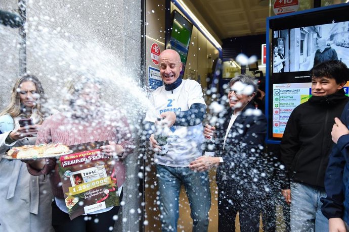 Empleados de la administración situada en la calle del Barquillo 10, celebran que han vendido el número 70048.