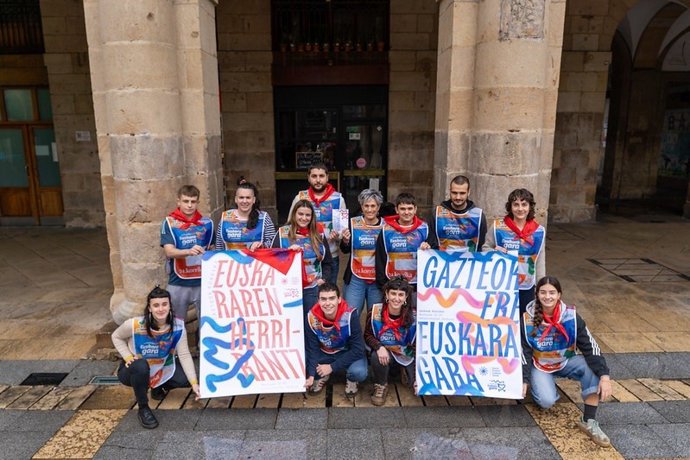 AEK-Korrikako eta Gazte Euskaltzaleen Sareko kideak