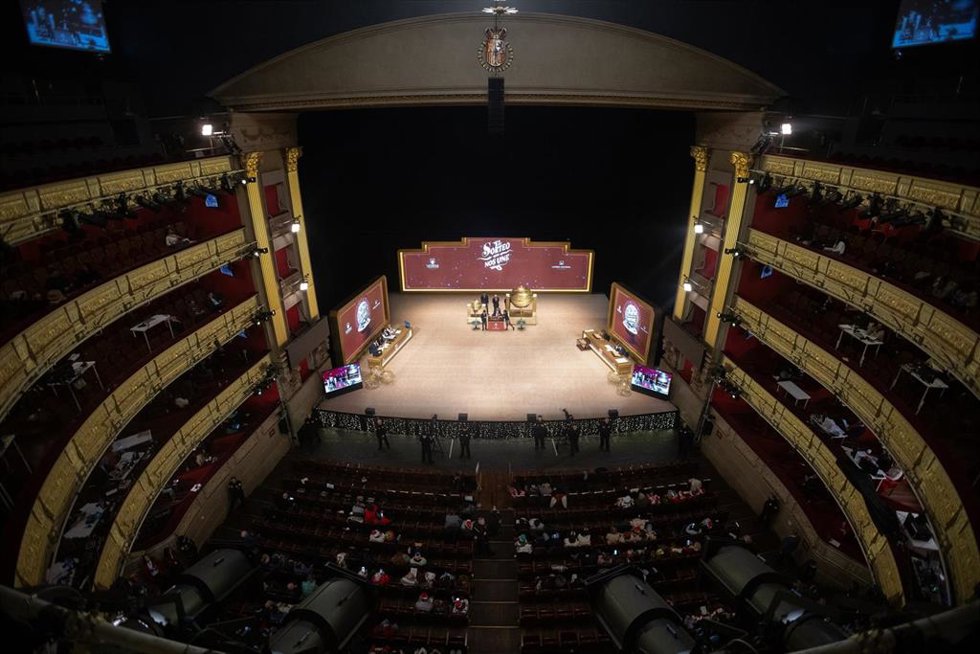 Varias personas ven como los niños del Colegio de San Idefonso cantan los números premiados durante la celebración del Sorteo Extraordinario de la Lotería de Navidad 2025, en el Teatro Real, a 22 de diciembre de 2025, en Madrid (España). El Sorteo Extra