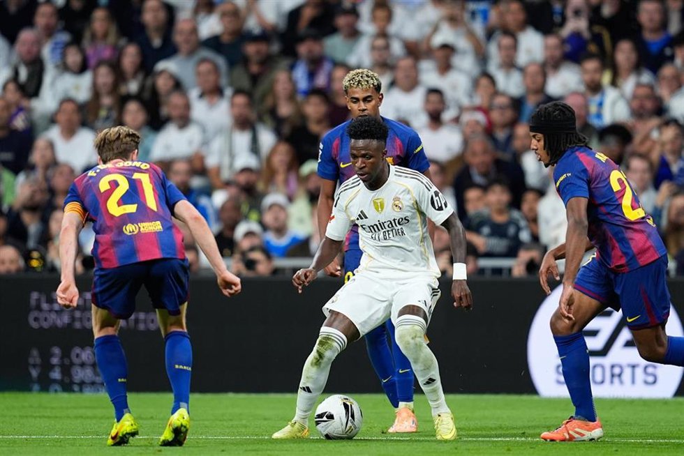 Archivo - El extremo brasileño Vinícius Júnior (Real Madrid CF), ante el FC Barcelona en el Santiago Bernabéu.