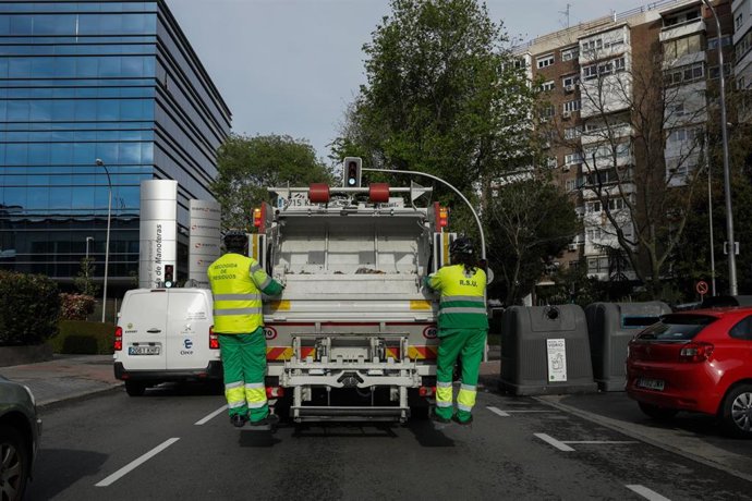 Archivo - Archivo.- Dos operarios de recogida de residuos en Madrid