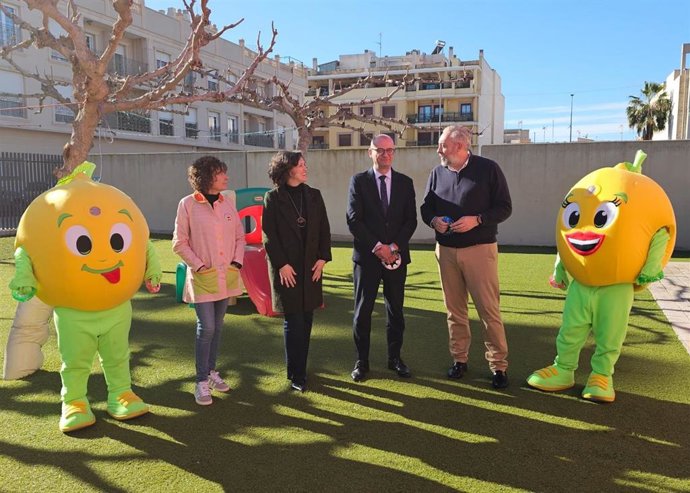 El consejero de Educación y Formación Profesional, Víctor Marín, junto con el alcalde de Santomera, Víctor Martínez, visita la Escuela Infantil Municipal ‘Infanta Elena’