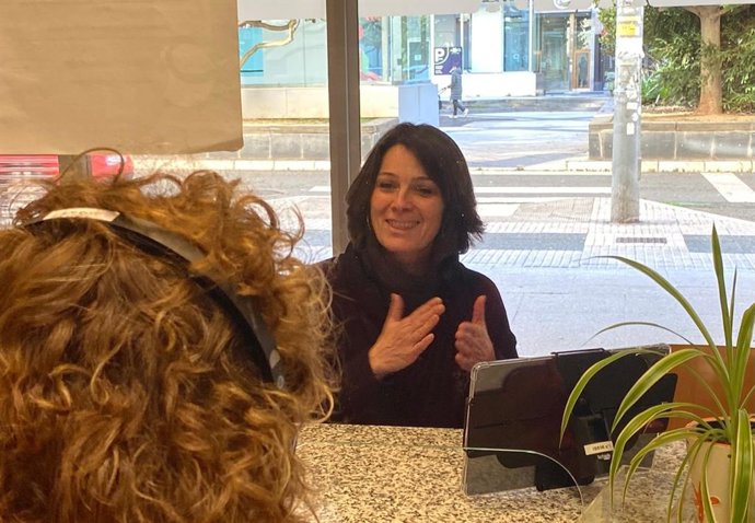 La Diputación de Álava pone en marcha un servicio de intérprete de lengua de signos a través de videollamada en  los puntos de atención al público de las oficinas de Hacienda