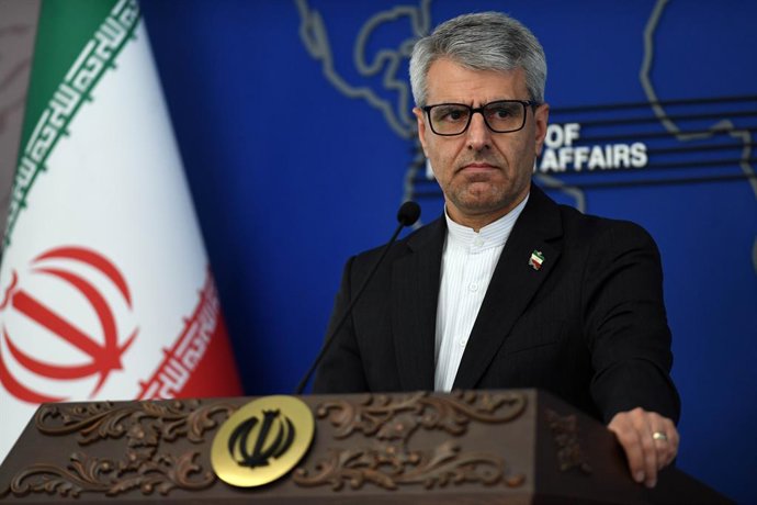 TEERÃ, 15 de dezembro de 2025 -- O porta-voz do Ministério das Relações Exteriores do Irã, Esmaeil Baghaei, é fotografado durante uma coletiva de imprensa em Teerã, Irã, em 14 de dezembro de 2025. O Irã está enfrentando partes em sua questão nuclear que d