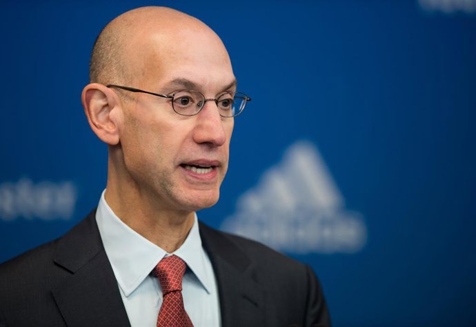 Archivo - FILED - 08 de outubro de 2014, Berlim: O então comissário da NBA, Adam Silver, fala durante uma coletiva de imprensa antes da partida do NBA Global Games entre Alba Berlin e San Antonio Spurs no O2 World em Berlim. O chefe da NBA, Adam Silver, f
