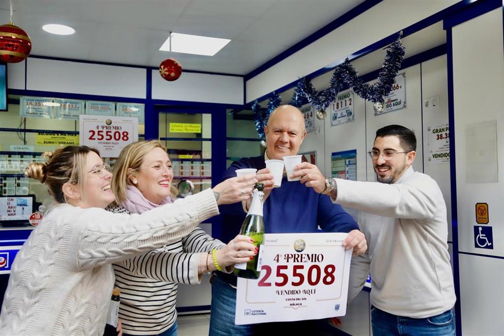 Empleados de la Administración de Lotería n 26, ubicada en Camino Suárez, celebran que han vendido el número 25508 correspondiente a un Cuarto Premio del Sorteo Extraordinario de Lotería de Navidad.