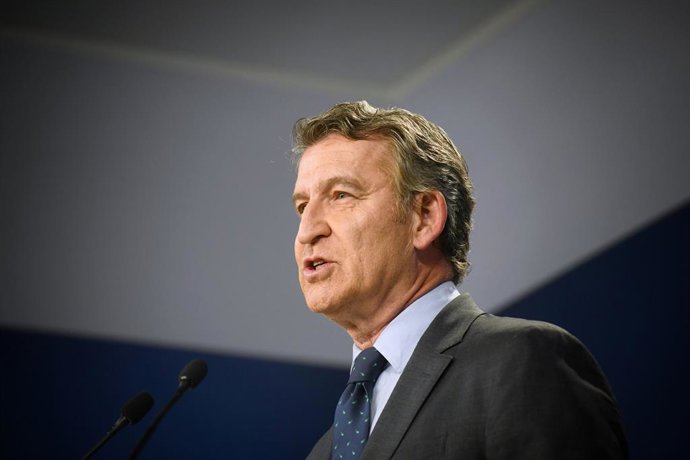 Archivo - El presidente del Partido Popular, Alberto Núñez Feijóo, durante una rueda de prensa, en la sede del PP en Génova, a 12 de junio de 2025, en Madrid (España). Durante su comparecencia, Feijóo ha pedido a Sánchez que dimita y convoque elecciones d