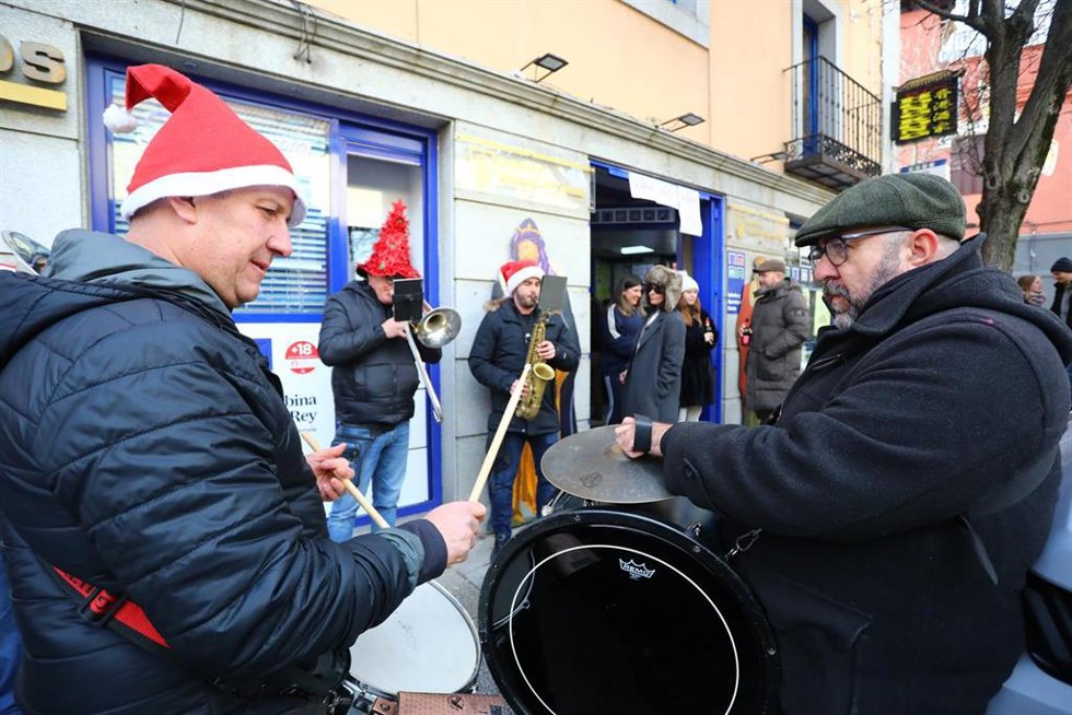 Agraciados con el Quinto Premio del Sorteo Extraordinario de la Lotería de Navidad 2025 correspondiente al número 77.715, a 22 de diciembre de 2025, en San Lorenzo de El Escorial, Madrid (España). El Sorteo Extraordinario de la Lotería de Navidad de 202