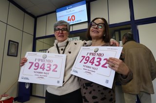Empleados de la administración situada en la plaza Obispo Alcolea, 4, celebran que han vendido parte del número 79432 correspondiente al ‘Gordo’ del Sorteo Extraordinario de la Lotería de Navidad 2025, a 22 de diciembre de 2025, en La Bañeza, León, Castil