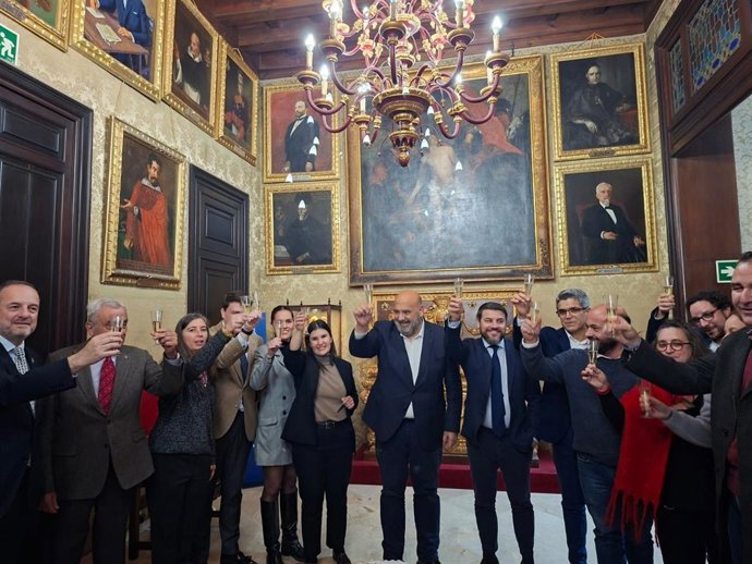 El alcalde de Palma, Jaime Martínez, y regidores del Ayuntamiento, en la tradicional copa de Navidad con los medios de comunicación