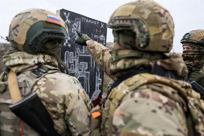 Militars de l'Exèrcit de Rússia durant unes maniobres a Lugansk, una província d'Ucraïna parcialment ocupada en el marc de la invasió llançada al febrer del 2022 (arxiu)