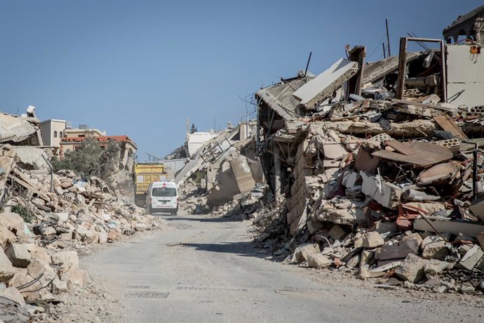 Archivo - 7 de novembro de 2025, Líbano: Uma ambulância passa por ruínas em um vilarejo no sul do Líbano. O dia 27 de novembro de 2025 marcará o primeiro aniversário do cessar-fogo entre Israel e o Hezbollah. No início de novembro de 2025, a UNIFIL regist