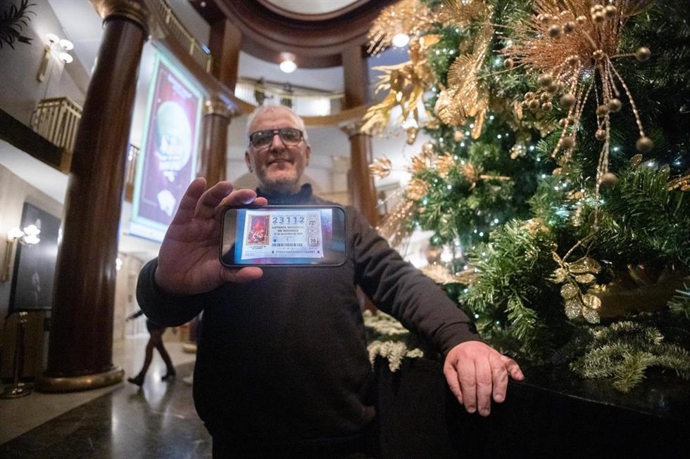 Miguel Ángel, agraciado con un quinto premio, se entera en directo en el Teatro Real