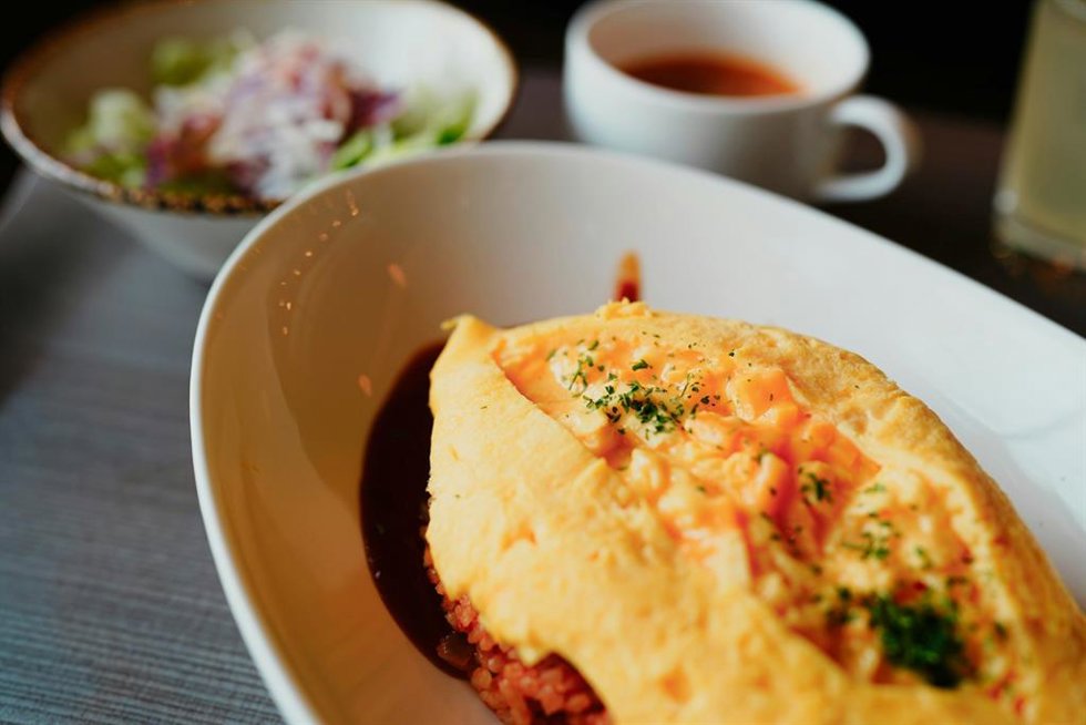 Qué es 'omurice' y por qué muchos lo llaman la tortilla más difícil del mundo