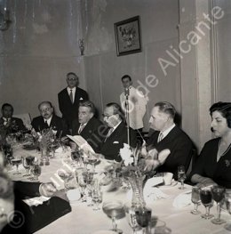 El músico Óscar Esplá lee el fallo del concurso de música en 1956