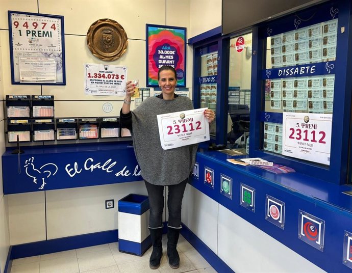 A proprietária da administração El Gall de la Sort em Porqueres (Girona) Anna Ballester