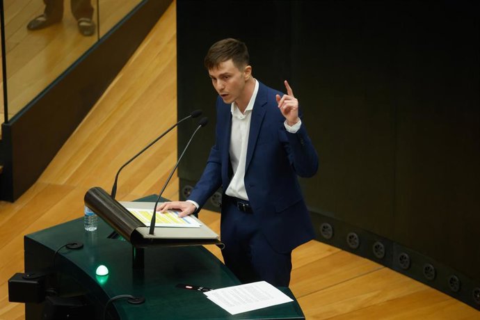 Archivo - El portavoz del grupo Más Madrid en el Ayuntamiento de Madrid, Eduardo Rubiño, durante un pleno extraordinario del Ayuntamiento de Madrid, en el Palacio de Cibeles, a 24 de octubre de 2025, en Madrid (España).