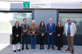 La consejera de Empleo, Empresa y Trabajo Autónomo de la Junta de Andalucía, Rocío Blanco (c), visita la oficina de Empleo de Chipiona, en servicio desde el mes de mayo. A 22 de diciembre de 2025, en Chipiona, Cádiz (Andalucía, España). 