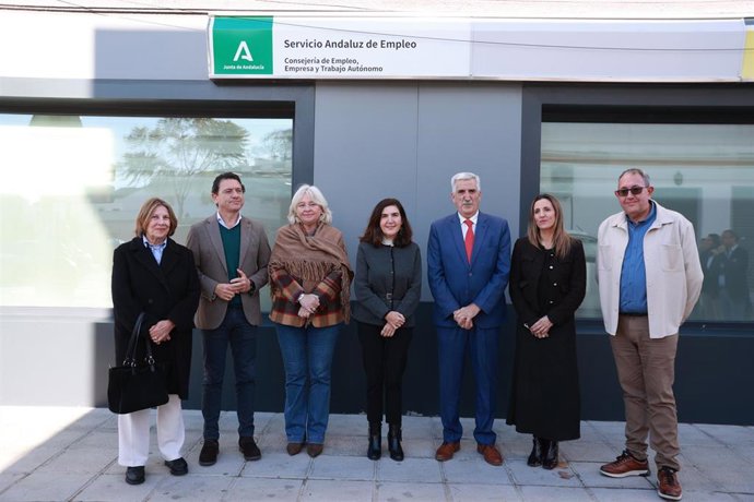 La consejera de Empleo, Empresa y Trabajo Autónomo de la Junta de Andalucía, Rocío Blanco (c), visita la oficina de Empleo de Chipiona, en servicio desde el mes de mayo. A 22 de diciembre de 2025, en Chipiona, Cádiz (Andalucía, España). 