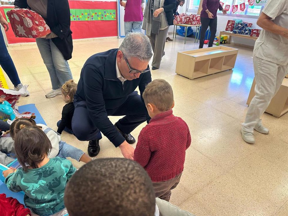 La Diputación de Alicante reparte juguetes a los niños de la Escuela Infantil del Hogar Provincial