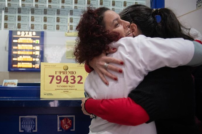 Empleadas de la administración situada en la calle Ricardo Ortiz, 8 celebran que han vendido parte del número 79432 correspondiente al ‘Gordo’ del Sorteo Extraordinario de la Lotería de Navidad 2025, a 22 de diciembre de 2025, en Madrid (España). 