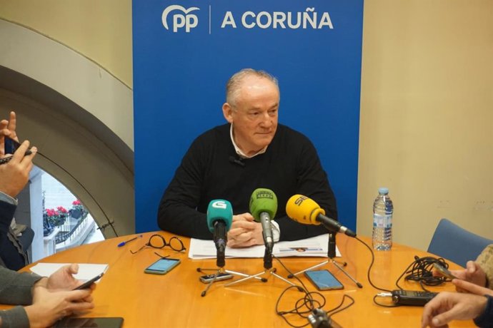 El portavoz del PP de A Coruña, Miguel Lorenzo, en rueda de prensa.