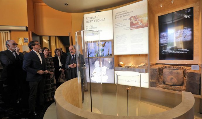 El MARQ expone por primera vez piezas y restos del canibalismo y los enterramientos de la Cova del Randero