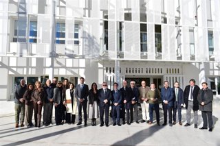 La consejera de Fomento, Articulación del Territorio y Vivienda, Rocío Díaz, visita el Ayuntamiento de Alhaurín de la Torre (Málaga) para analizar con su alcalde, Joaquín Vilanova, temas de movilidad por carretera.