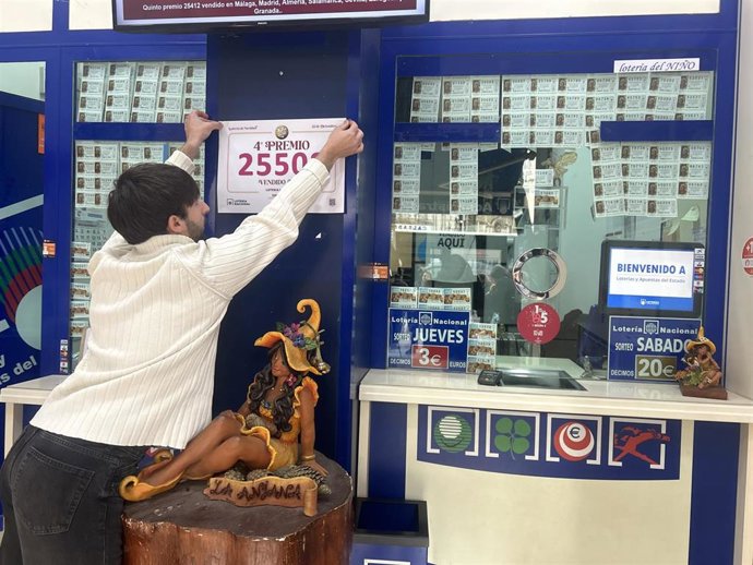 La Administración número 1 de Santander 'La Anjana', localizada en la calle Calvo Sotelo 15, vende una serie del segundo de los dos cuartos premios, el número 25.508, dotado con 200.000 euros.