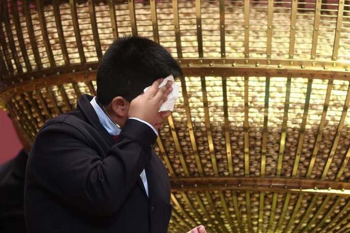 Un niño del Colegio de San Ildefonso, durante la celebración del Sorteo Extraordinario de la Lotería de Navidad 2025, en el Teatro Real, a 22 de diciembre de 2025, en Madrid (España). 