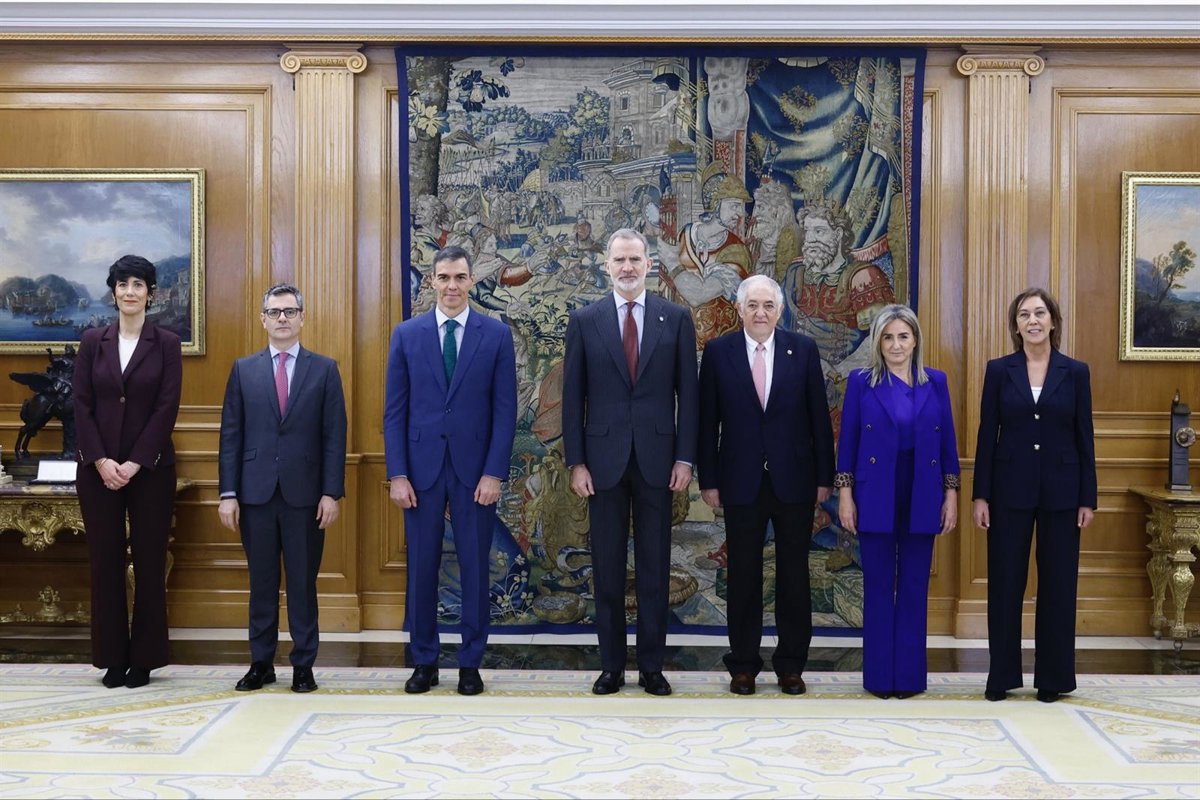 Elma Saiz y Milagros Tolón prometen sus cargos como ministras portavoz y de Educación ante Felipe VI