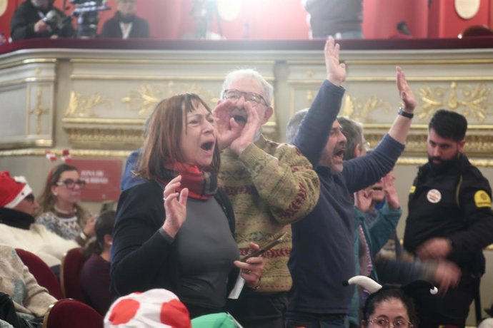 Varias personas protestas por Palestina durante la celebración del Sorteo Extraordinario de la Lotería de Navidad 2025, en el Teatro Real, a 22 de diciembre de 2025, en Madrid (España). 