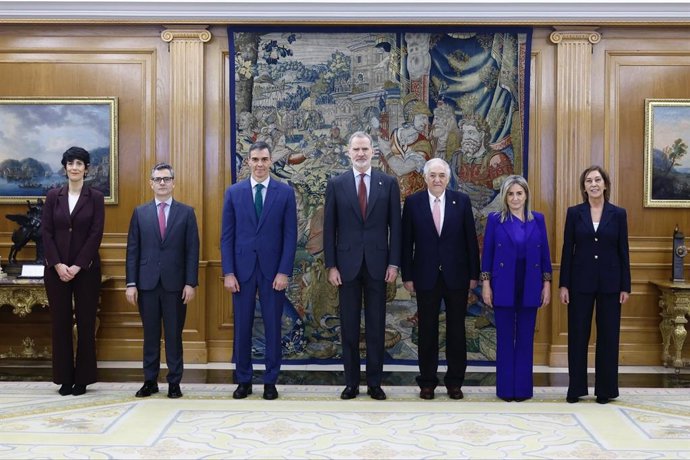 Las ministras Elma Saiz y Milagros Tolón prometen sus cargos ante Felipe VI.