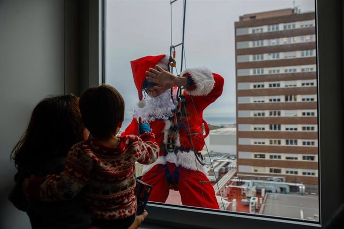 Papá Noel se lanza en tirolina para visitar pacientes pediátricos del Hospital Germans Trias, a 22 de diciembre de 2025, en Badalona, Barcelona, Catalunya (España).