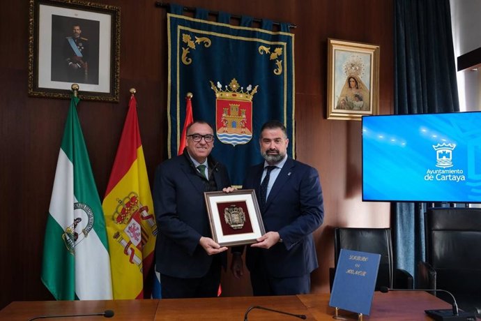 El consejero de Turismo y Andalucía Exterior de la Junta de Andalucía, Arturo Bernal, con el alcalde de Cartaya, Manuel Barroso, en su visita al municipio onubense.
