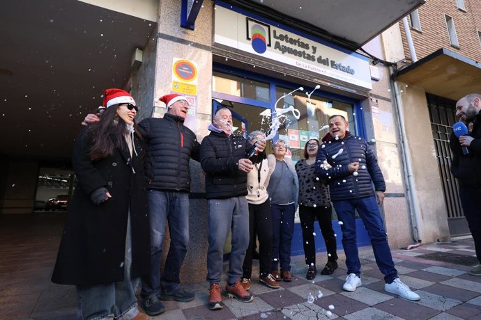 Empleados de la administración situada en la plaza Obispo Alcolea, 4, celebran que han vendido parte del número 79432 correspondiente al ‘Gordo’ del Sorteo Extraordinario de la Lotería de Navidad 2025, a 22 de diciembre de 2025, en La Bañeza, León, Castil