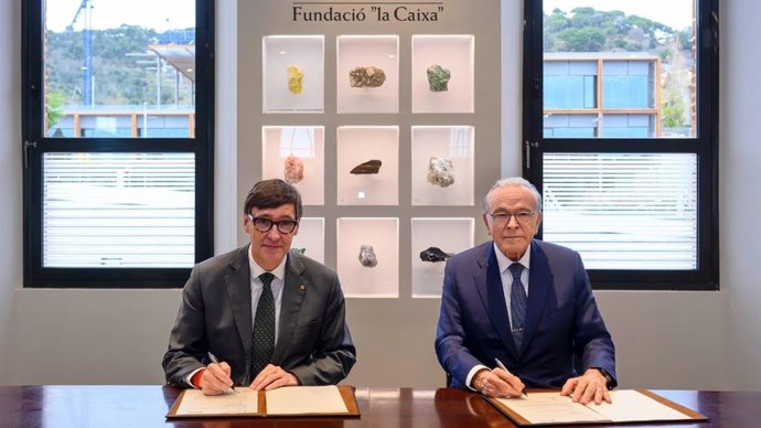 El presidente de la Generalitat, Salvador Illa, y el presidente de la Fundación la Caixa, Isidre Fainé, firmando el acuerdo para invertir 250 millones en acción social, cultural, investigación y becas