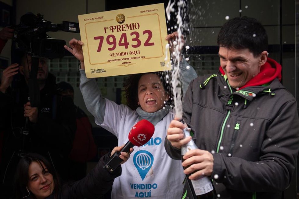 Empleados de la administración situada en la calle Ricardo Ortiz, 8 celebran que han vendido parte del número 79432 correspondiente al Gordo del Sorteo Extraordinario de la Lotería de Navidad 2025, a 22 de diciembre de 2025, en Madrid (España). El Sor