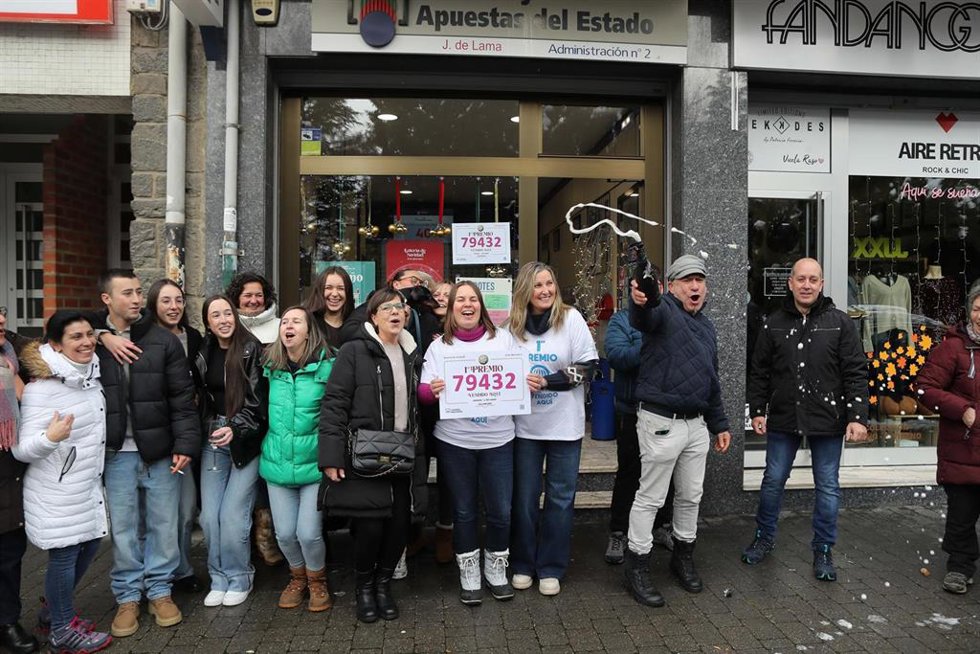 Agraciados con el Gordo del Sorteo Extraordinario de la Lotería de Navidad 2025 correspondiente al número 79432 celebran su suerte, a 22 de diciembre de 2025, en Villablino, León, Castilla y León (España).