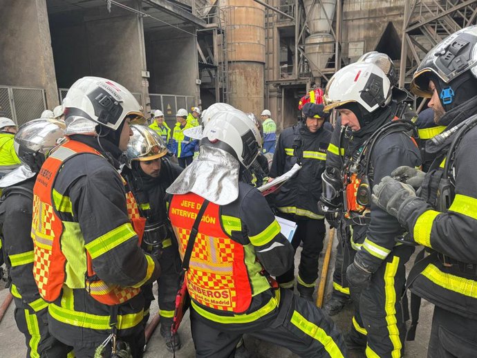 Bomberos de la Comunidad de Madrid durante un incendio en unas instalaciones industriales de Morata de Tajuña