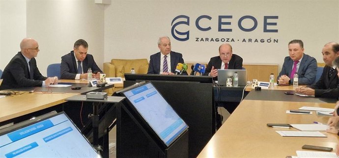 El presidente de CEOE Aragón, Miguel Marzo y el presidente de la Comisión de Coyuntura Económica de la Confederación, Félix Longas en la rueda de prensa para presentar el informe de situación económica y perspectivas 2026.