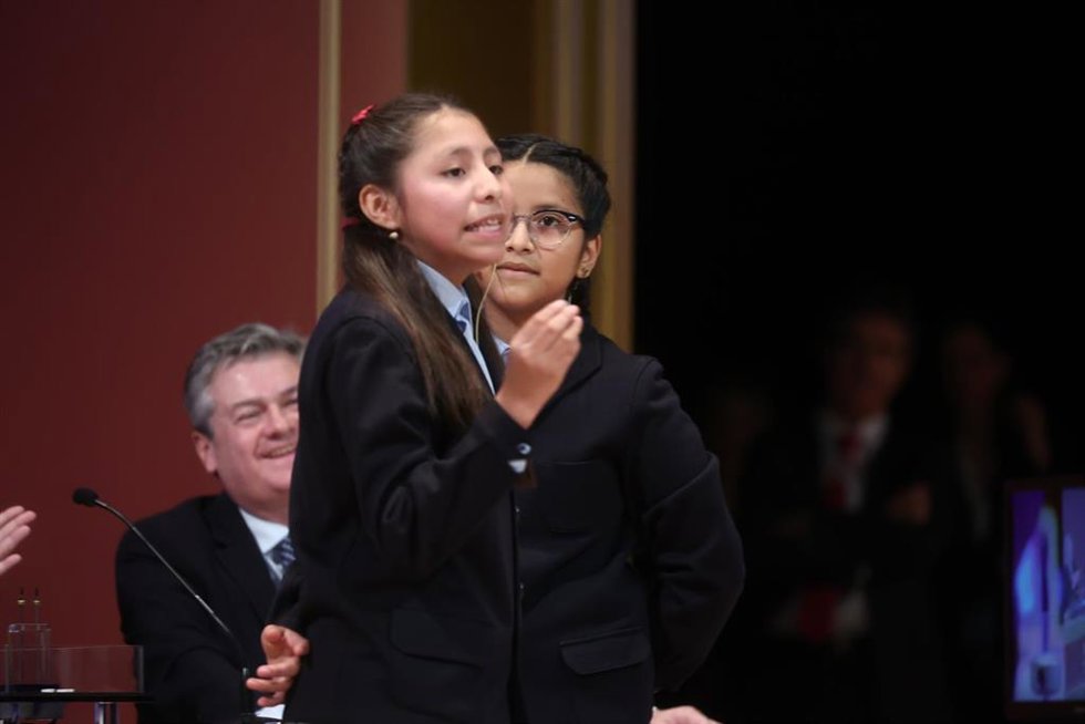 Dos niñas del Colegio de San Ildefonso, cantan el primer premio de la Lotería de Navidad, durante la celebración del Sorteo Extraordinario de la Lotería de Navidad 2025, en el Teatro Real, a 22 de diciembre de 2025, en Madrid (España). 