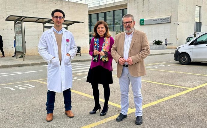 Botella (centro), ante el Hospital de Puente Genil.