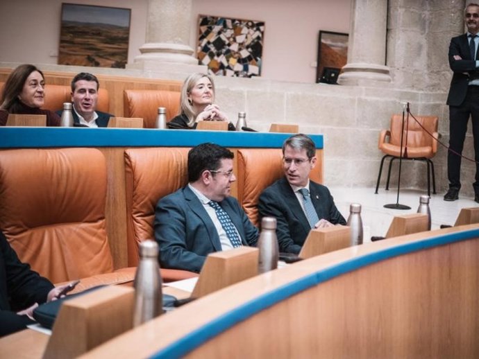 El presidente del Gobierno riojano, Gonzalo Capellán, junto al consejero de Hacienda, Alfonso Domínguez, en la bancada 'popular'