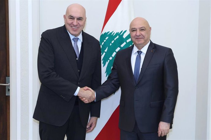El presidente de Líbano, Joseph Aoun, recibe al ministro de Defensa de Italia, Guido Crosetto, en la capital libanesa, Beirut