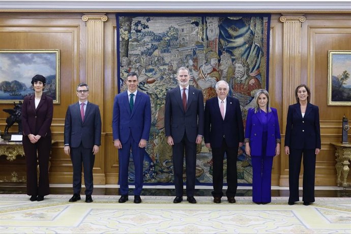 Las ministras Elma Saiz y Milagros Tolón prometen sus cargos ante Felipe VI.